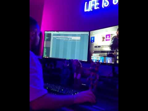 OZ shows the screen while making a fire beat in FL Studio 🔥🎹