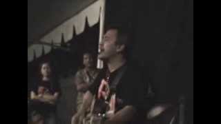 Download lagu Iwan Fals - Siang Seberang Istana - Reuni Oi 2005 mp3