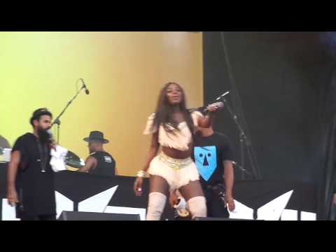 baianasystem & titica @ rock in rio: olha o boneco