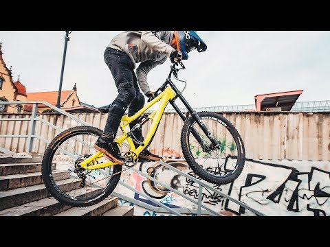 Mit dem DOWNHILL BIKE durch die Stadt! - URBAN DOWNHILL MTB