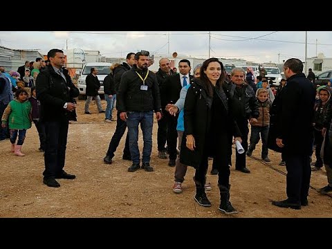 أنجلينا جولي تتفقد مخيم الزعتري وتدعو إلى التحرك لوقف الحرب في سورية…