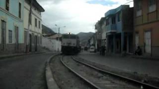 preview picture of video 'ARRIBO DEL TREN EN ALAUSI.wmv'