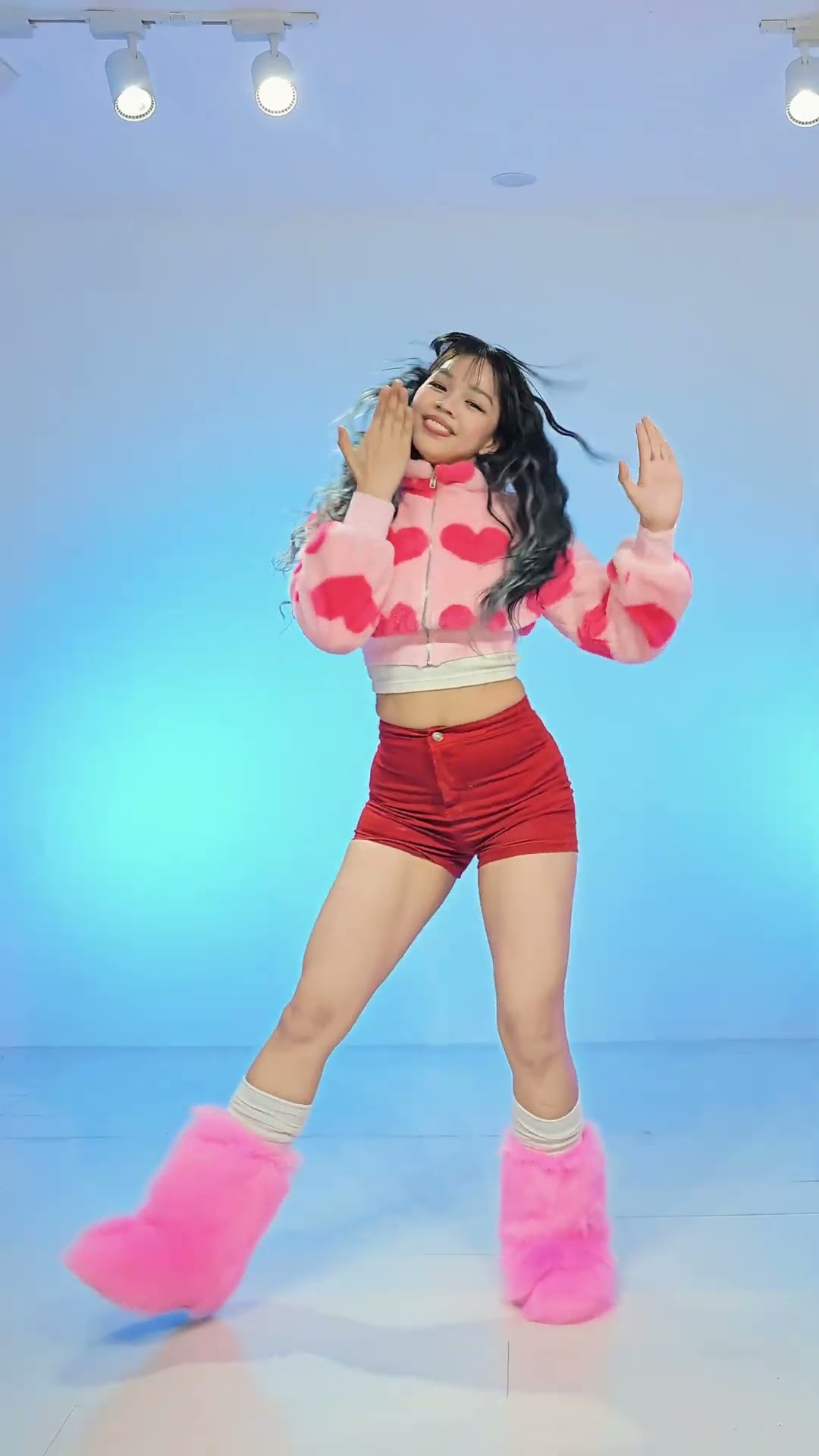 Nggak mau ketinggalan gerakan seru? Cek dance cover 'Tick-Tack' dari ILLIT yang bikin kamu pengen ikut joget! 🎶💃