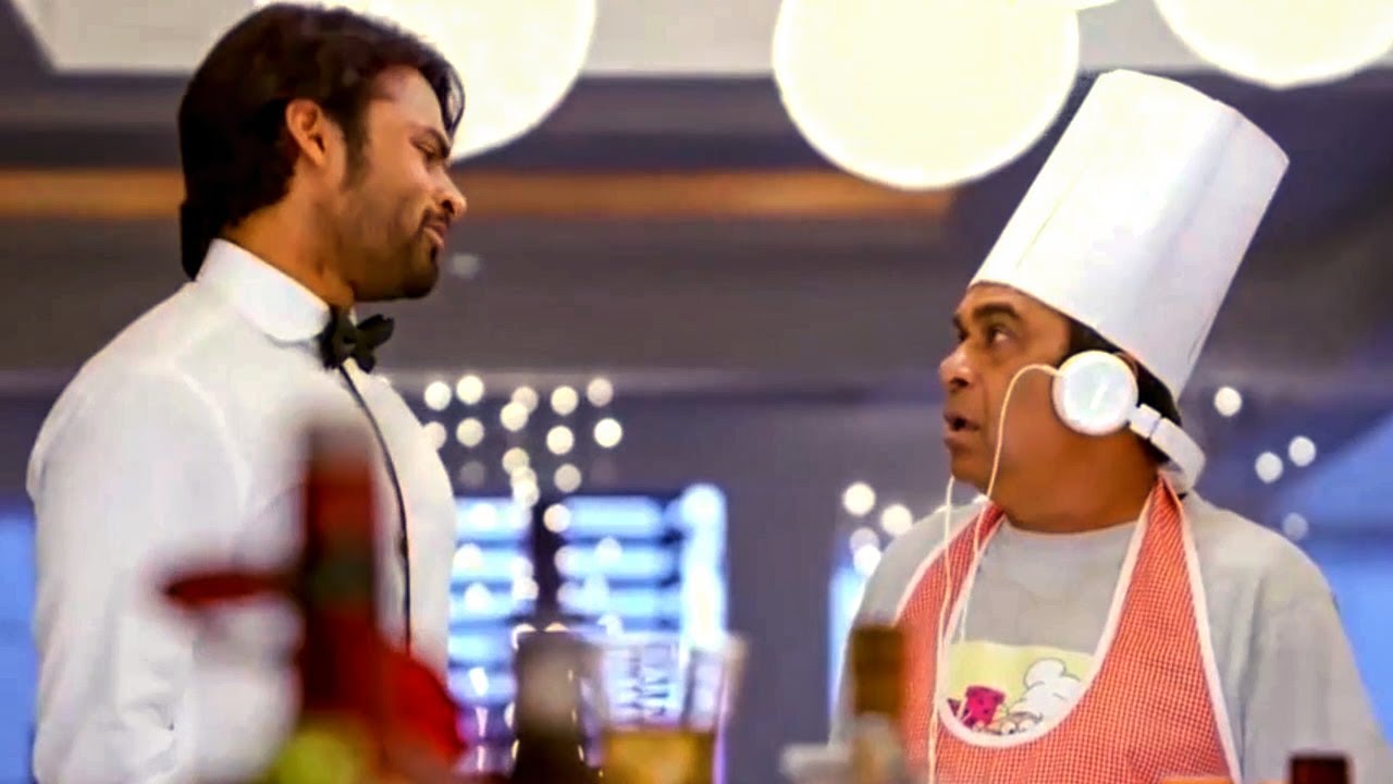 ब्रह्मानंदम हेडफोन पर रेसिपी सुनकर खाना बना रहा है l Bra