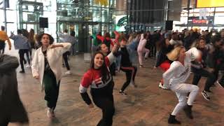 Afrojack geeft verassingsoptreden op Rotterdam Centraal