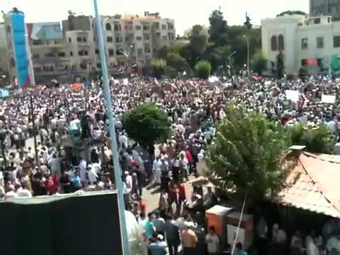 مظاهرة في ساحة العاصي في مدينة حماة في جمعة "ارحل"