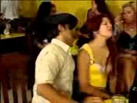 Tom  Oliveirabebendo no cabaré