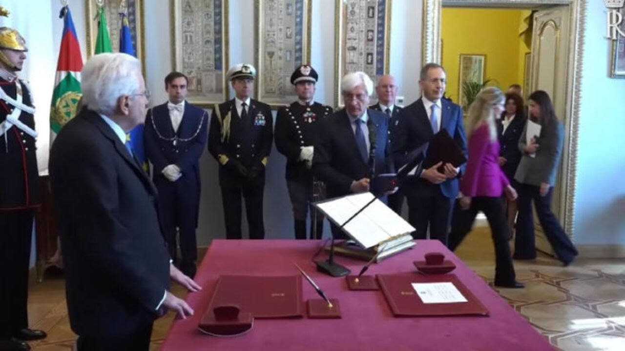 Mazzi stringe la mano di Meloni troppo presto al giuramento: Scusate è la prima volta