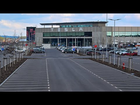 Nach Brandanschlag: Tesla-Belegschaft demonstriert vor Autowerk