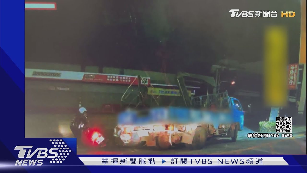女騎士過馬路!貨車「油塔」傾倒 灑一身柴油