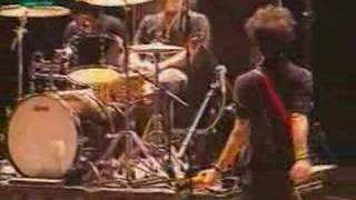 Yeah Yeah Yeahs performing Grave Yard!