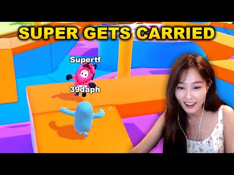 39daph Carrying Super in Fall Guys