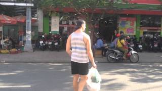 preview picture of video 'Street crossing in Ho Chi Minh City'