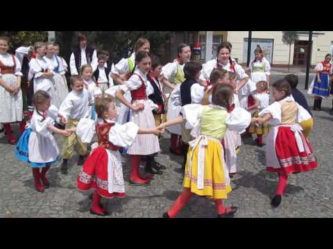 Polabská vonička 2016 - na náměstí-soubor Šumavánek a Hviezdička