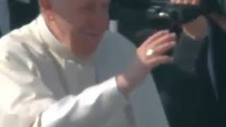 Papież Franciszek uderzony w twarz