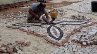 preview picture of video 'PLM pavimenti in pietre colorate con posa del disegno in sampietrini di porfido e rivestimento,LECCE'