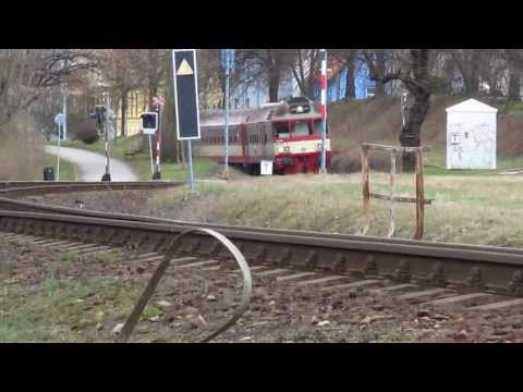 Vlaky Třebíč: Os 4814 a motorová jednotka 854 013 - 0 v Třebíči