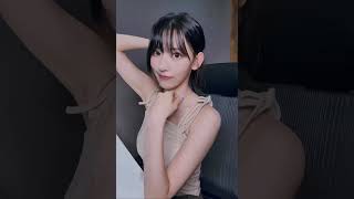 宮脇咲良のセクシーポーズ