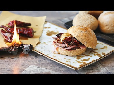 Panino gourmet con peperone crusco e pancia di vitello | Nicola Batavia | Sfizioso