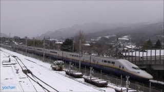 preview picture of video 'Bilevel rail car (E4 Series Shinkansen) Arrival & Departure Snow scene  新幹線E4系 到着と出発(雪景色)'