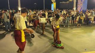 អស្ចារ្យ​ណាស់​ ឆៃយ៉ាំ​ខាំស្គរ​ នៅផ្លូវថ្មេីរជេីងចតុមុខ