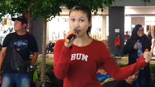 Download lagu gadis dan bunga-nurul feat redeem buskers cover rahimah rahim mp3