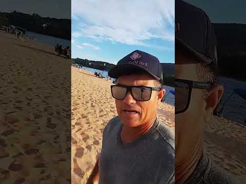 Éu conversando e mostrando o movimento da praia quarto crescente Aragarças Goiás 