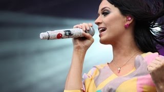 Katy Perry singing Queen - Don't Stop Me Now - live