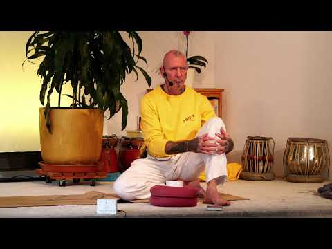 YOGA Mittelstufe "Exakt" mit Kaliprem - Yoga Vidya Ashram Live - 9:15 Uhr 08.11.2021