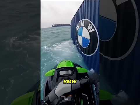 Il ouvre un conteneur tombé à la mer… et découvre une BMW.