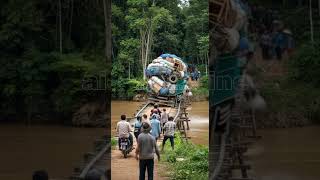 Download lagu TRUK MELINTAS JEMBATAN KAYU RAPUH LANGSUNG AMBRUK SAAT BERADA DI TENGAH SUNGAI!! mp3