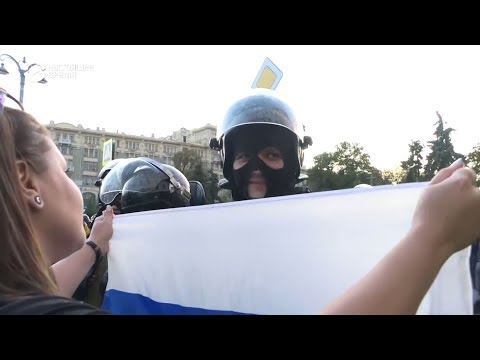 Девушка с флагом и ОМОН. Протесты в Москве