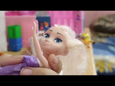 going to the airplane Elsa and Anna pick some bags for the airplane✈️️