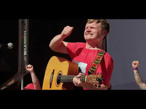 PURE EMOTION! WEBSTER PLAYS ALLEZ IN MADRID!