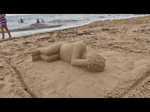 Escultura de arena Miami platja Cala de  Santa Fé   10 de agosto de 2021 Tarragona Catalunya