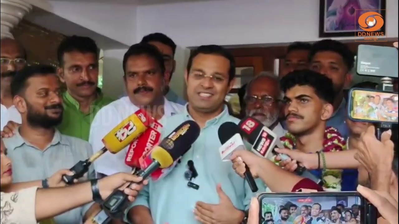 ഒന്നാം റാങ്ക് നേടിയ അങ്കമാലി സ്വദേശി റോഷൻ രാജുവി​ന?
