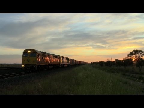 POTA / QUBE Freight Train at Dusk - PoathTV Australian Railways, Railroads & Train Films