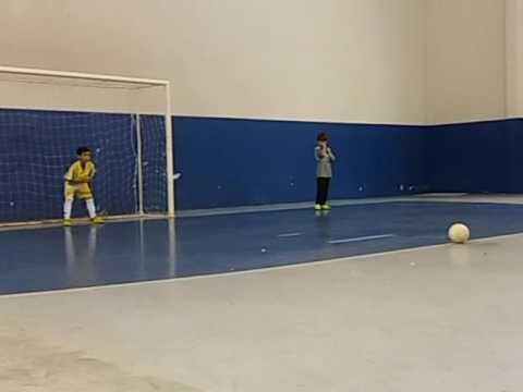 Mateus batendo pênalti