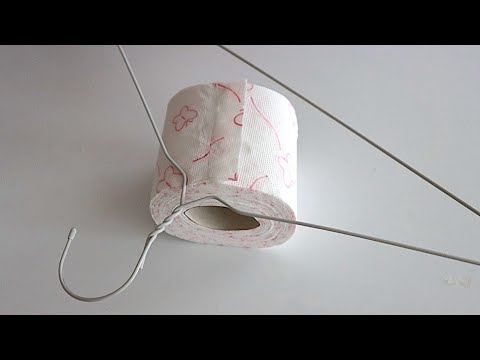 Ich zog das Toilettenpapier auf den Kleiderbügel und war überrascht, wie einfach das ging. 13 Tipps,