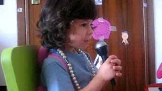 Elisa (3 anni) canta Baustelle - Un romantico a Milano