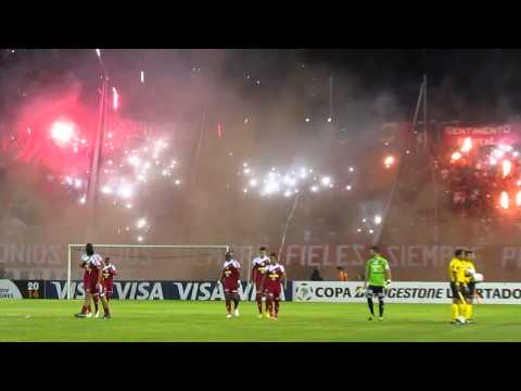 "Recibimiento Barra del Caracas FC vs. Lanús | www.solofutbolve.com.ve / @SoloFutbol_VE / @Futve" Barra: Los Demonios Rojos • Club: Caracas • País: Venezuela