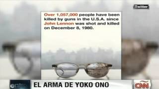 Yoko Ono muestra las gafas de John Lennon
