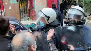 Η αστυνομία τραμπουκίζει δημοσιογράφους
