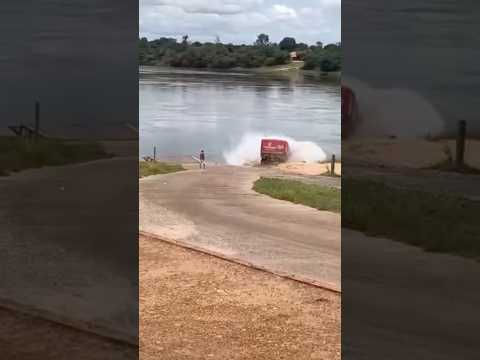 Carreta cai no Rio Tocantins durante travessia de balsa no norte do estado