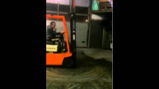 Epic fail (mongool geeft heftruck kopstoot)