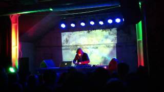 Gold Panda - I'm With You But I'm Lonely [live] [HD]