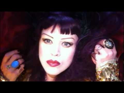 Die So Fluid video