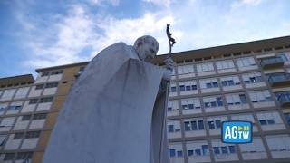 L'affetto di pazienti e passanti per Papa Leone XIV al Gemelli: «Auguri al Papa, torni presto a c...