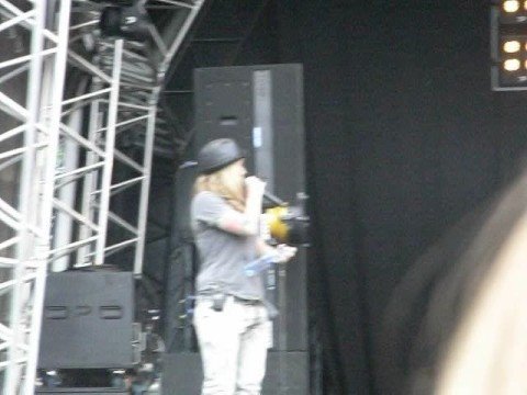 anouk zeikt fan en gitarist af