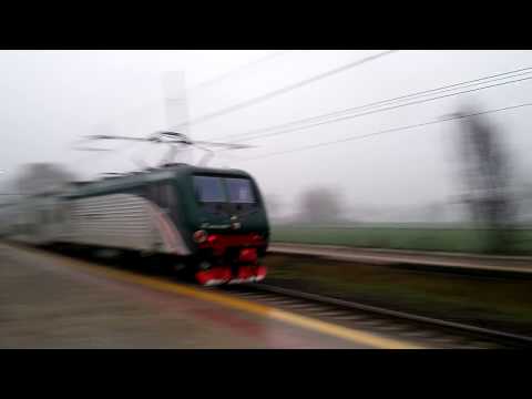 REGIONALE TRENORD IN TRANSITO VELOCE A VILLETTA MALAGNINO (CR) 25 - 11 - 2017